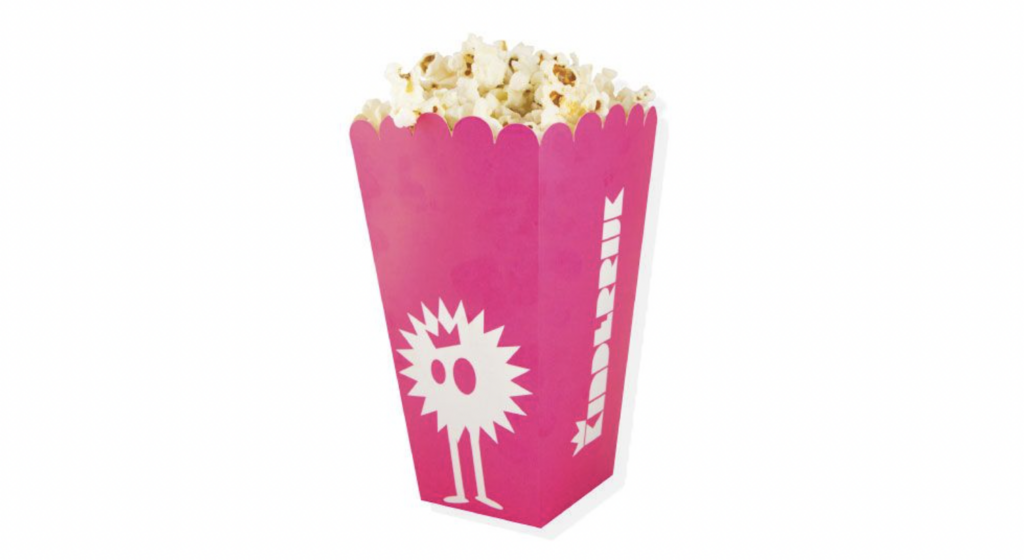 Eine pinkfarbene Popcornschachtel mit Logo steht vor einem weißen Hintergrund. Die Popcornschachtel ist mit weißer Schrift bedruckt und trägt zusätzlich ein weißes Logo.
