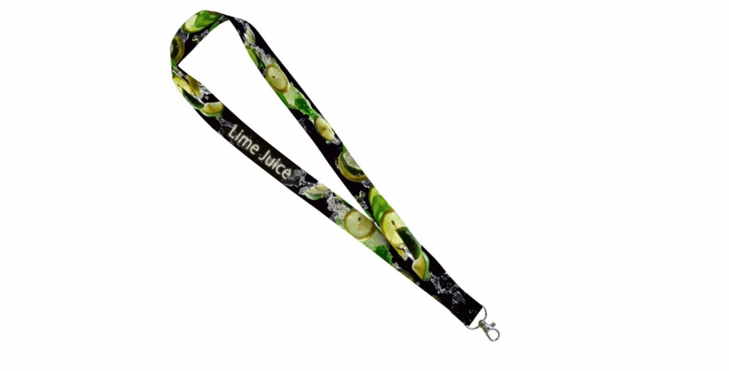 Ein individuelles Schlüsselband mit Logo, das für Lime Juice wirbt. Auf dem schwarzen Schlüsselband sind mehrere Limetten aufgedruckt.